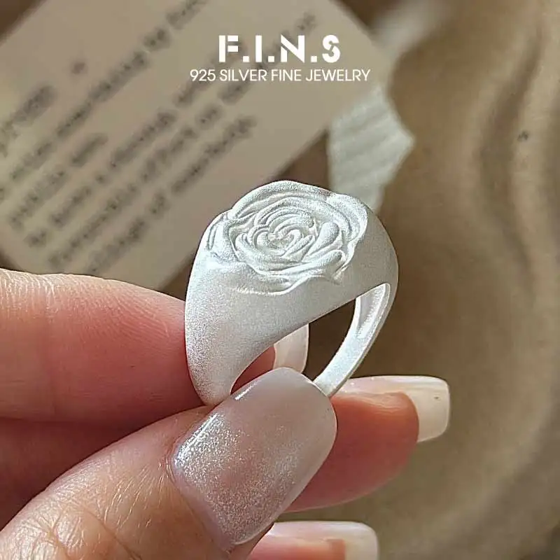 F.I.N.S оригинальное кольцо из стерлингового серебра S925 в корейском стиле с цветочным принтом, минималистичная матовая роза, эффектное открытое регулируемое ювелирное изделие на палец
F.I.N.S оригинальное кольцо из стерлингового серебра S925 в корейском стиле с цветочным принтом, минималистичная матовая роза, эффектное открытое регулируемое ювелирное изделие на палец