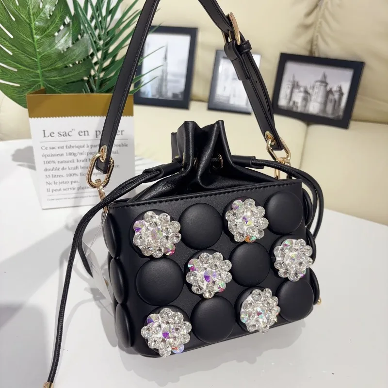 Fashion Shiny Diamond Setting Women's Drawstring Bucket Bag Rhinestone Button Square Handbag PU Leather Shoulder Crossbody Bag
Fashion Shiny Diamond Setting Women's Drawstring Bucket Bag Rhinestone Button Square Handbag PU Leather Shoulder Crossbody Bag