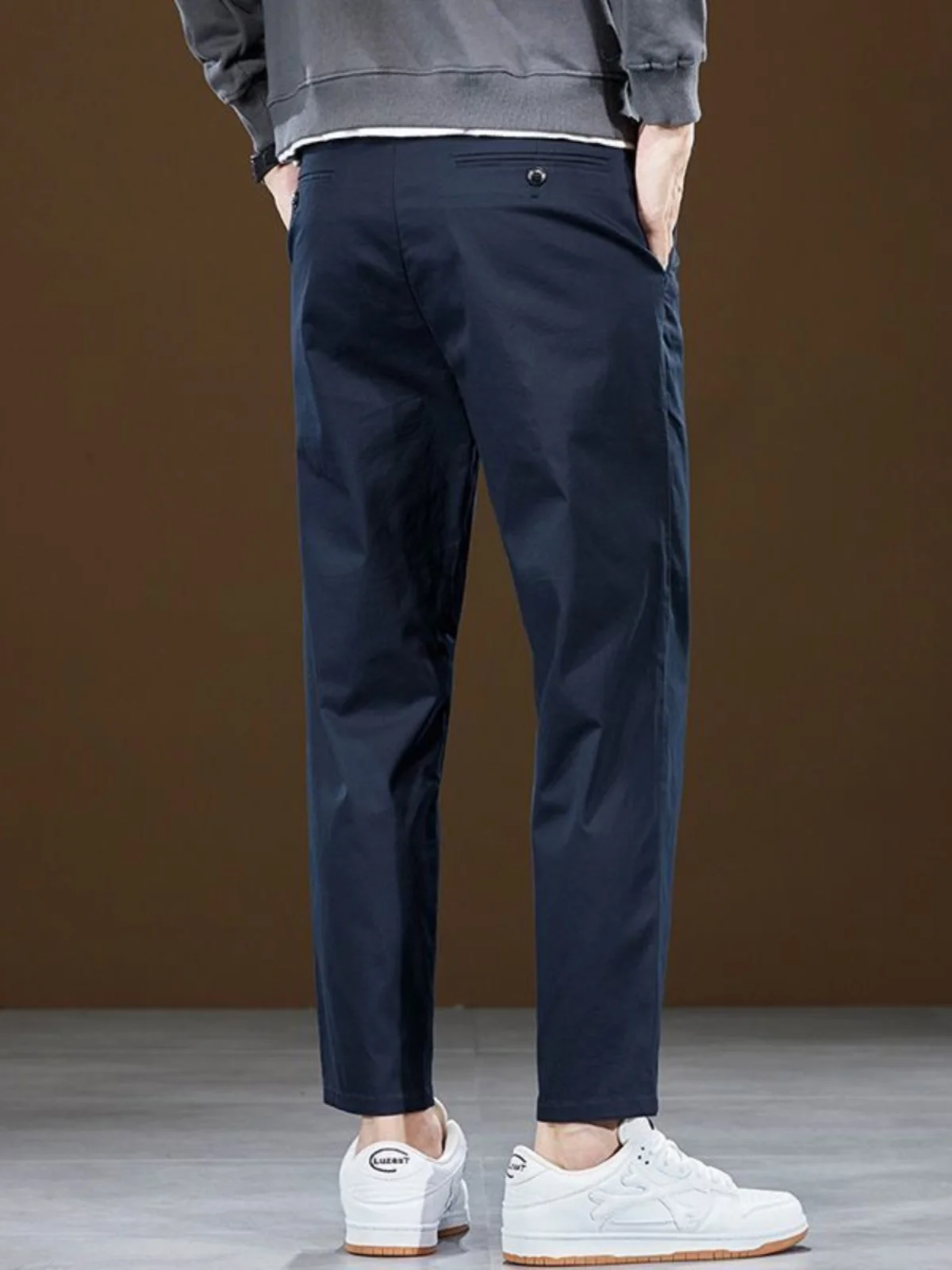 Мужские прямые хлопковые повседневные брюки с девятью точками, весенне-осенние модные универсальные эластичные брюки в Корейском стиле для отдыха
Мужские прямые хлопковые повседневные брюки с девятью точками, весенне-осенние модные универсальные эластичные брюки в Корейском стиле для отдыха