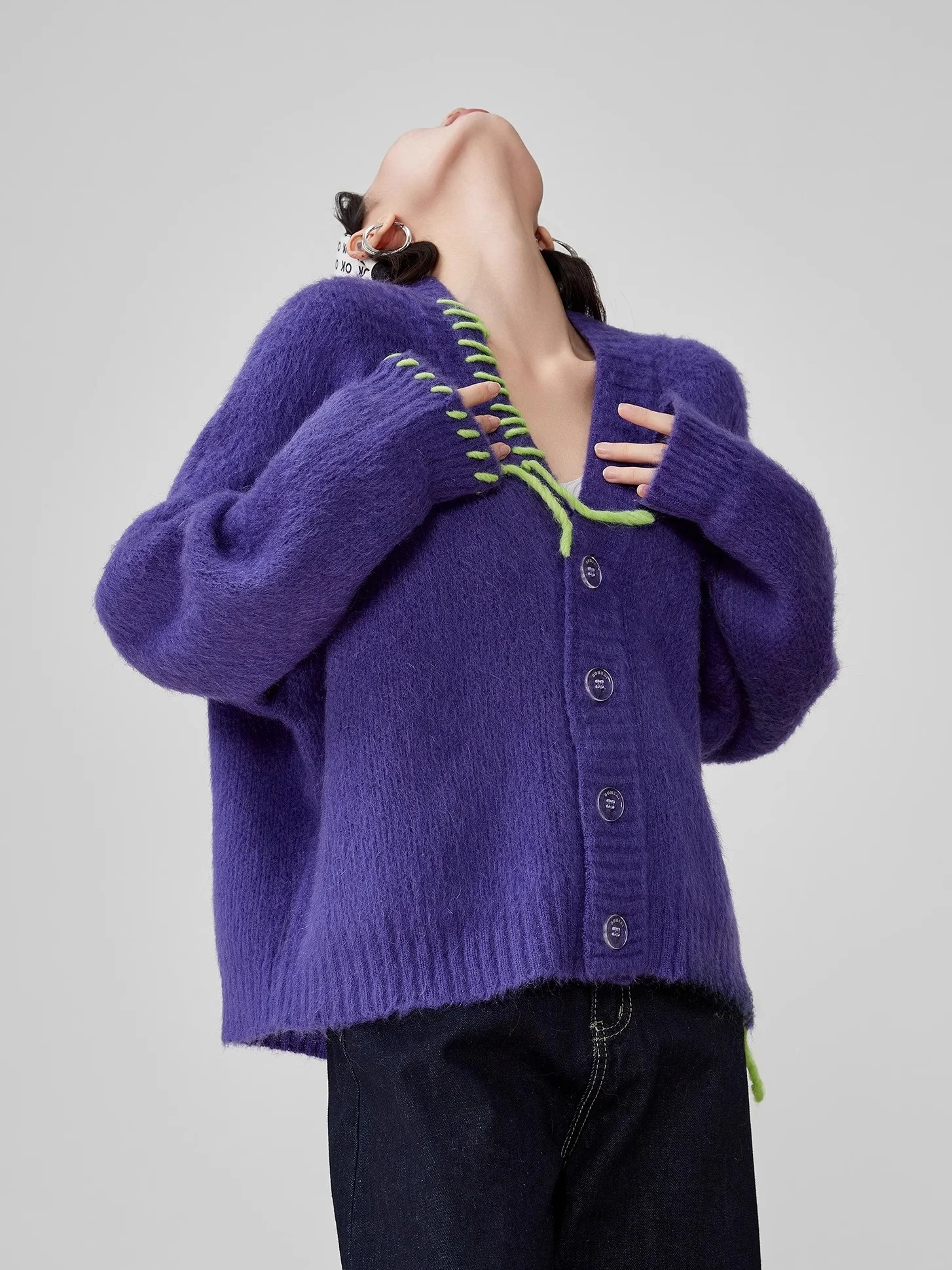 Вязаный кардиган ручной работы с V-образным вырезом, фиолетовый, свободный крой, женский, весенний, новый дизайн, укороченный свитер-пальто
Вязаный кардиган ручной работы с V-образным вырезом, фиолетовый, свободный крой, женский, весенний, новый дизайн, укороченный свитер-пальто