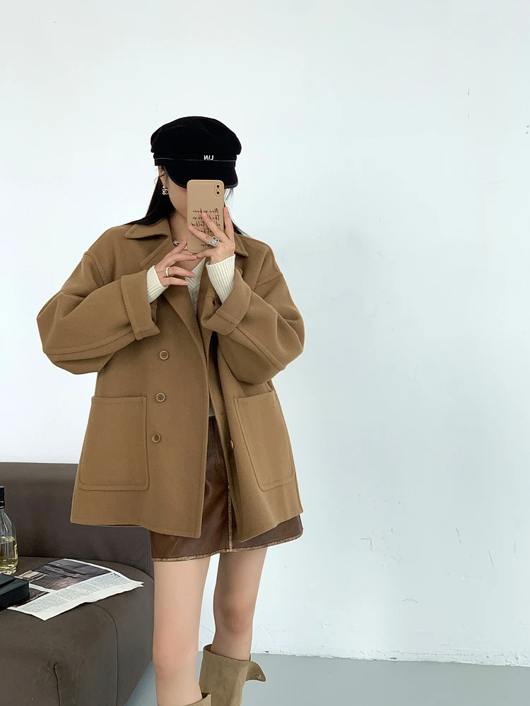 Двустороннее шерстяное пальто для женщин цвета кэмел, повседневное, для ежедневного использования, теплое, из 100% шерсти.
Двустороннее шерстяное пальто для женщин цвета кэмел, повседневное, для ежедневного использования, теплое, из 100% шерсти.