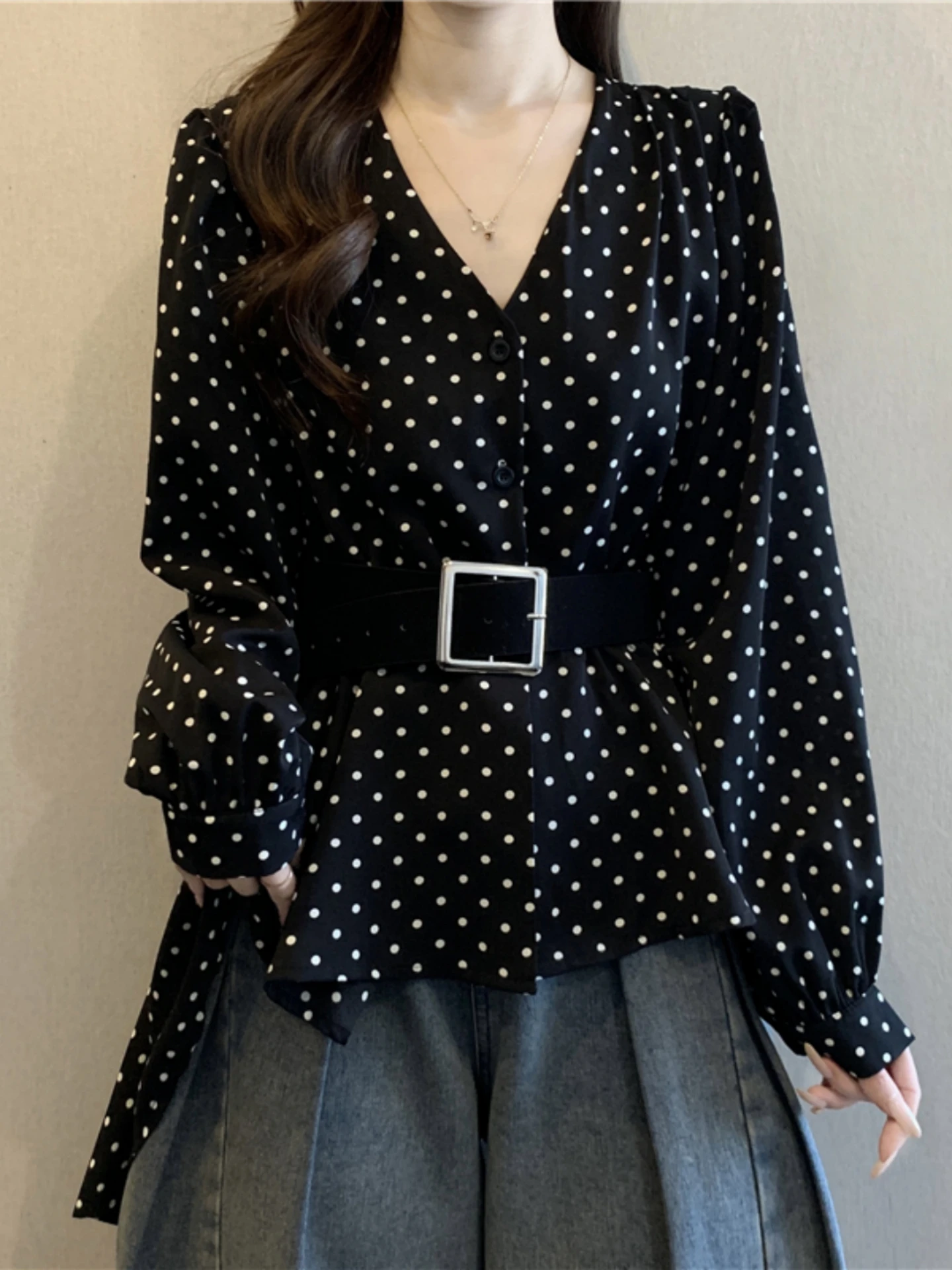 Polka Dot V-Neck Long Sleeve Base Shirt Women's Spring Autumn New Large Size Fat MM Slimming High-End Feeling Belted Waist Top
Polka Dot V-Neck Long Sleeve Base Shirt Women's Spring Autumn New Large Size Fat MM Slimming High-End Feeling Belted Waist Top