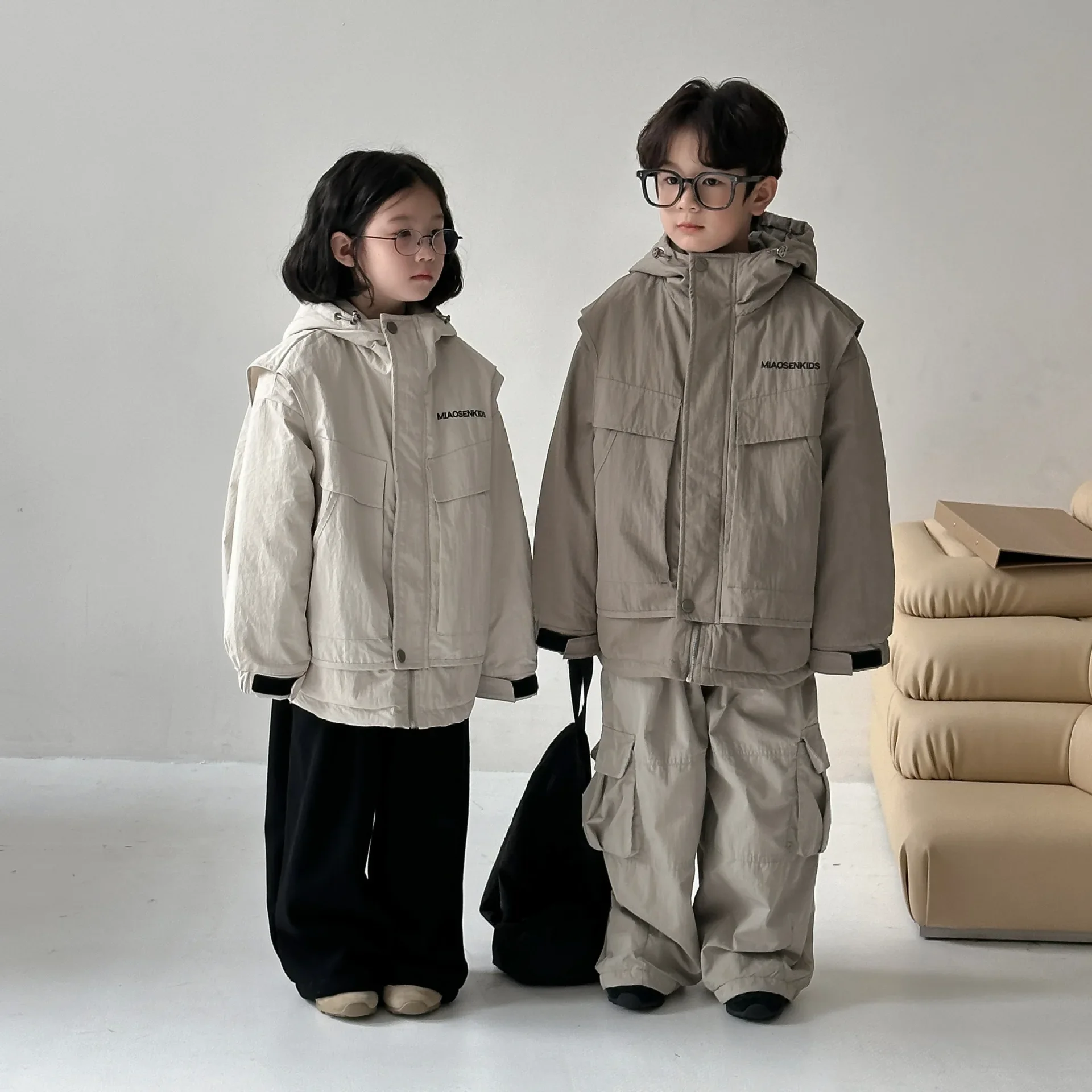 Children's Coat 2024 Winter boys girls thickened fleece casual zipper letter jacket Children's hooded hardshell jacket
Children's Coat 2024 Winter boys girls thickened fleece casual zipper letter jacket Children's hooded hardshell jacket