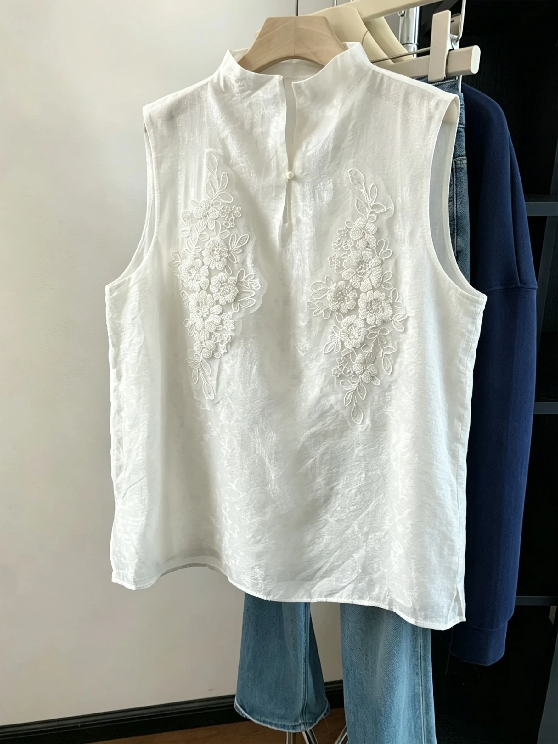 New Chinese Style Embroidered Stand Collar Button Flower Sleeveless Shirt Men's Summer Korean Gentle Sweet Slimming Commute Top
New Chinese Style Embroidered Stand Collar Button Flower Sleeveless Shirt Men's Summer Korean Gentle Sweet Slimming Commute Top
