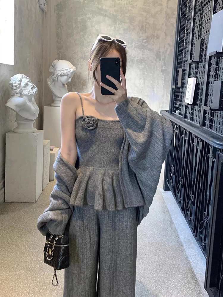 Шикарный осенний комплект футболок с вязаным свитером и цветочным 3D-букетом на бретельках, топ, повседневные брюки с высокой талией и растительным узором для поездок на работу...
Шикарный осенний комплект футболок с вязаным свитером и цветочным 3D-букетом на бретельках, топ, повседневные брюки с высокой талией и растительным узором для поездок на работу...