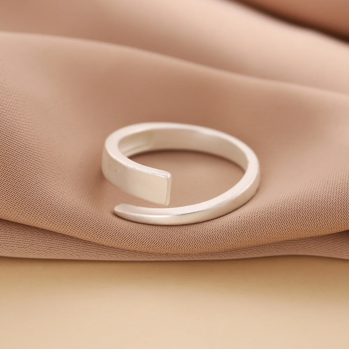 Classic Simple Matte 925 Sterling Silver Jewelry Twisted Geometric Creative Opening Rings R054
Classic Simple Matte 925 Sterling Silver Jewelry Twisted Geometric Creative Opening Rings R054