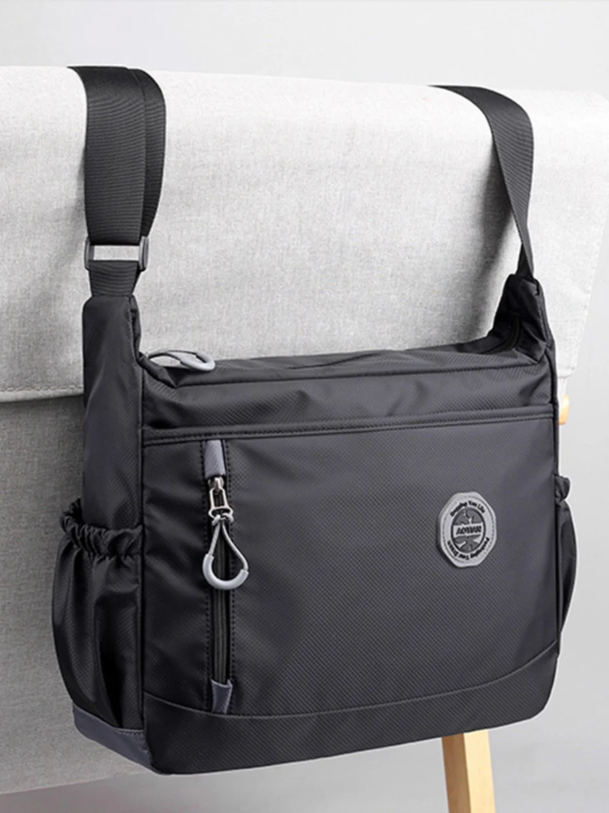 Large Capaci Sports Men's Crossbody Bag with Water Cup Lightweight Single oulder Bag for Travel And Leisure Activities
Large Capaci Sports Men's Crossbody Bag with Water Cup Lightweight Single oulder Bag for Travel And Leisure Activities