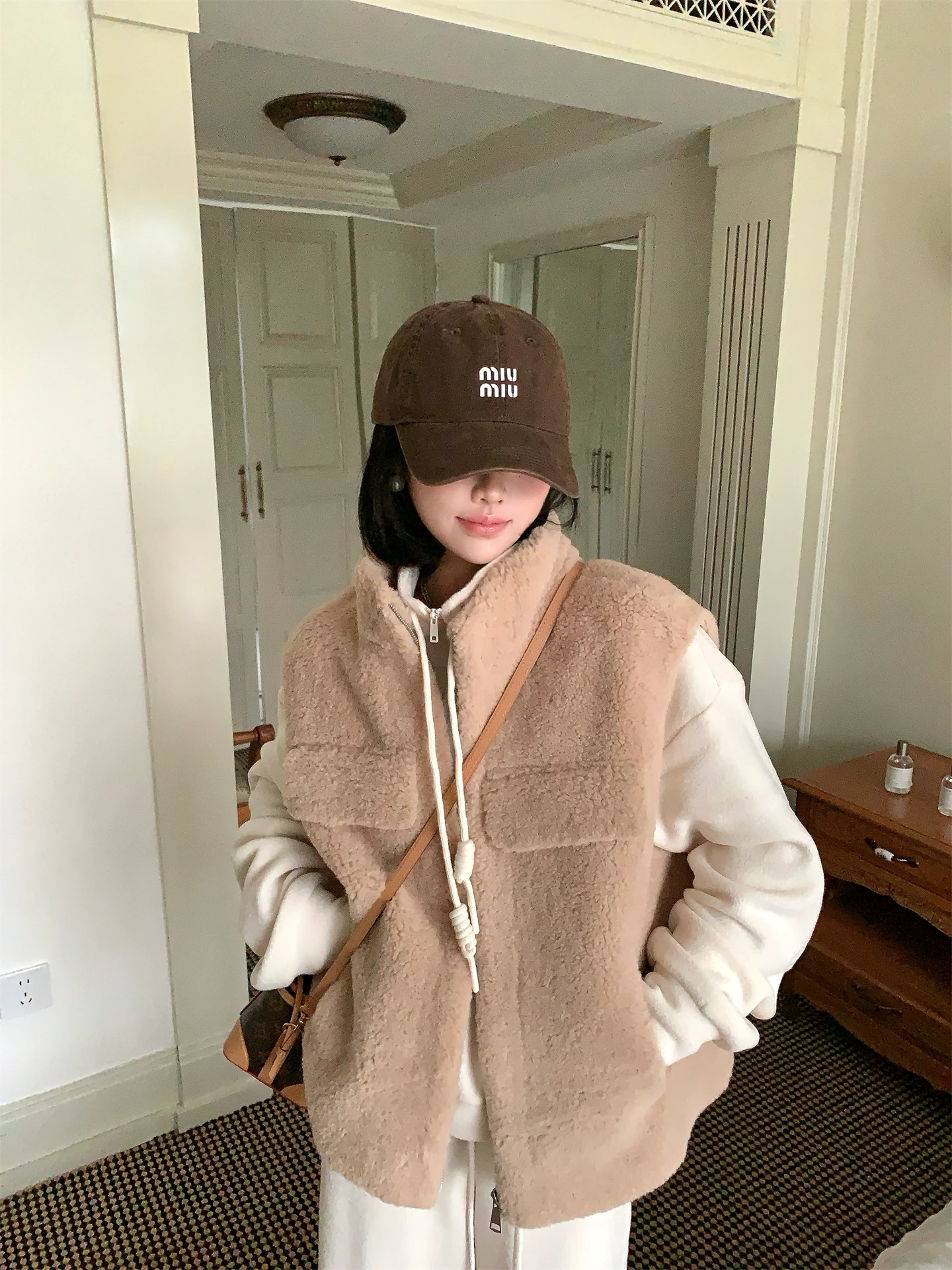 Утепленный жилет из овечьей шерсти для женщин, осенне-зимний, теплый, на молнии, короткий, с воротником-стойкой, для повседневной носки, из хлопка и полиэстера
Утепленный жилет из овечьей шерсти для женщин, осенне-зимний, теплый, на молнии, короткий, с воротником-стойкой, для повседневной носки, из хлопка и полиэстера