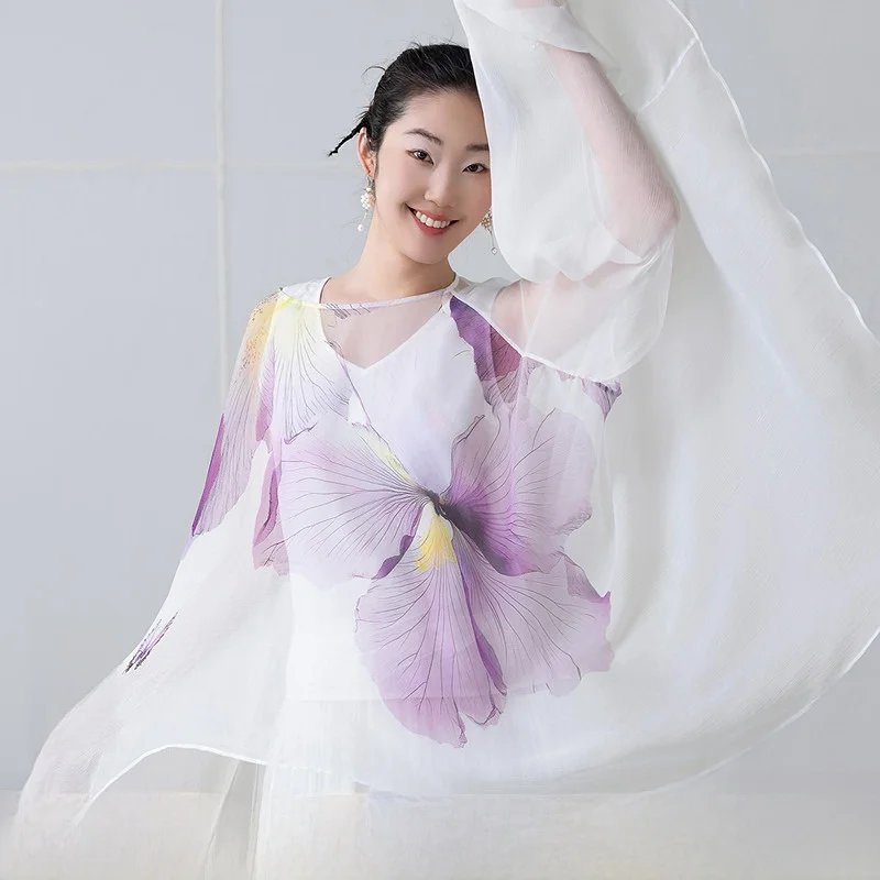 Шелковый комплект из двух предметов с цветочным принтом для женщин: шелковый топ с круглым вырезом и брюки.
Шелковый комплект из двух предметов с цветочным принтом для женщин: шелковый топ с круглым вырезом и брюки.