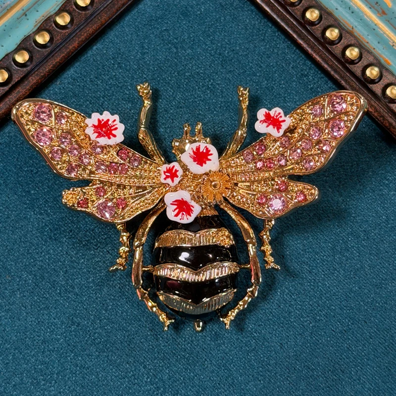 Vintage Enamel Dripping Oil Flowers Bee Brooches For Woman Dress Party Rhinestone Luxury Brand Jewelry High Quality Accessories
Vintage Enamel Dripping Oil Flowers Bee Brooches For Woman Dress Party Rhinestone Luxury Brand Jewelry High Quality Accessories
