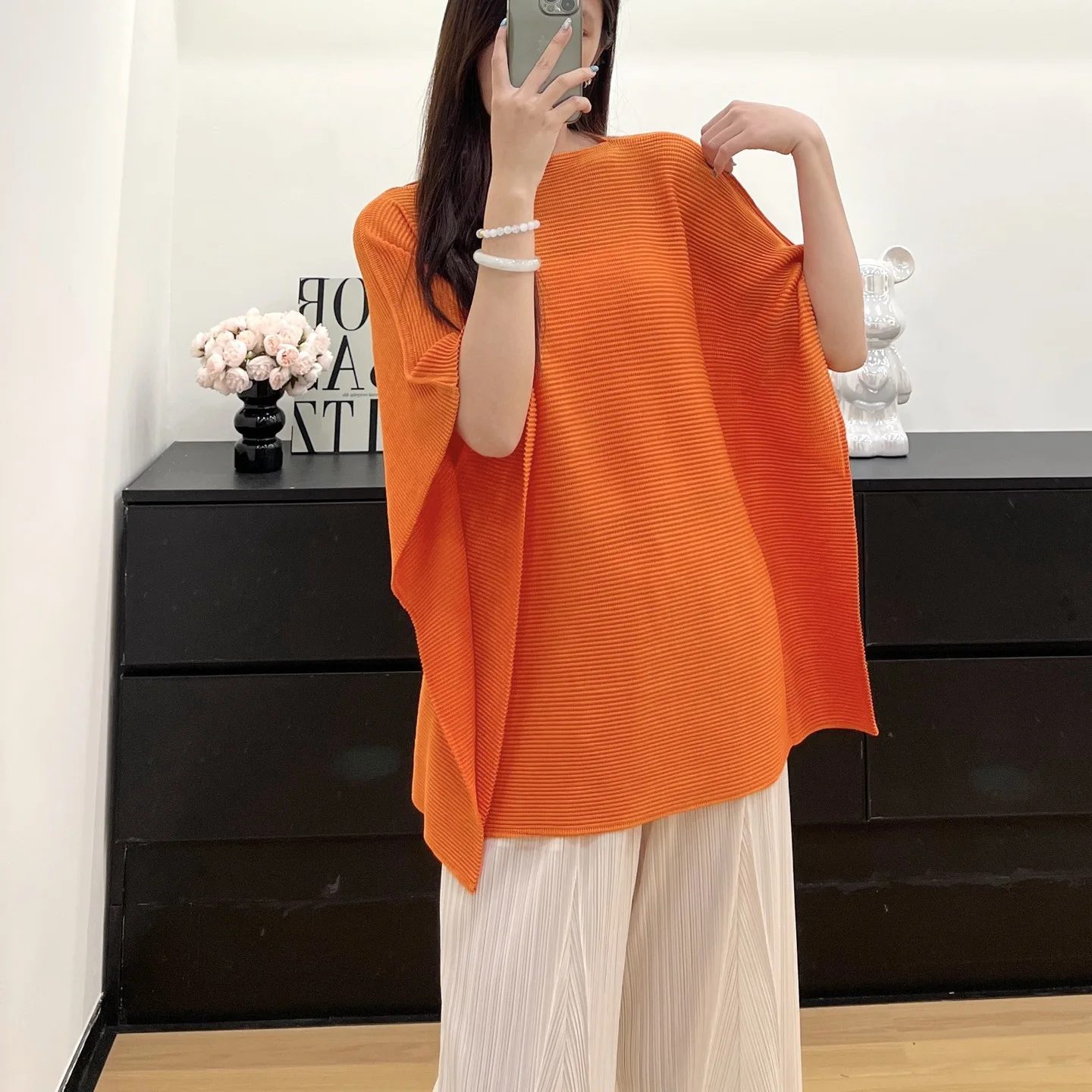 Miyake Pleated Solid Color T-shirt 2025 Summer New Tops Large Size Thin Simple Temperament Hundred Models Short-sleeved
Miyake Pleated Solid Color T-shirt 2025 Summer New Tops Large Size Thin Simple Temperament Hundred Models Short-sleeved