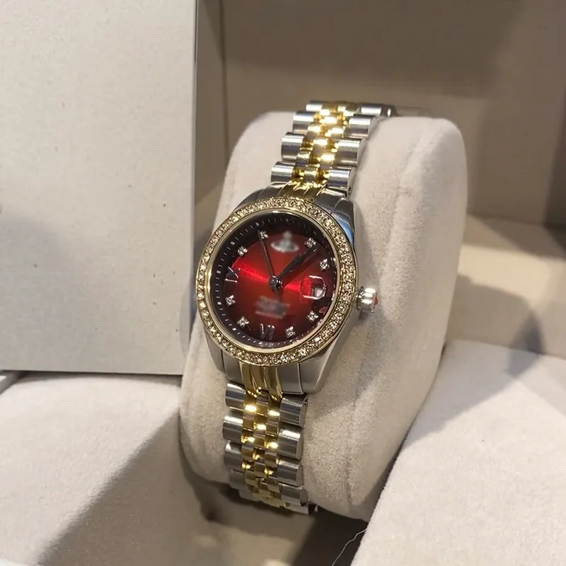 Viv Panger WestwoodQueen Mother Cherry Red Часы Цвет градиента Маленький циферблат Кварцевые женские часы
Viv Panger WestwoodQueen Mother Cherry Red Часы Цвет градиента Маленький циферблат Кварцевые женские часы