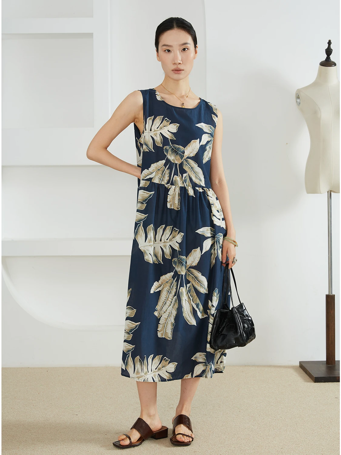 Шелковый жилет-платье Le Print, свободный крой, круглый вырез, А-силуэт, летнее платье THQUE, женское повседневное элегантное платье с завышенной талией
Шелковый жилет-платье Le Print, свободный крой, круглый вырез, А-силуэт, летнее платье THQUE, женское повседневное элегантное платье с завышенной талией