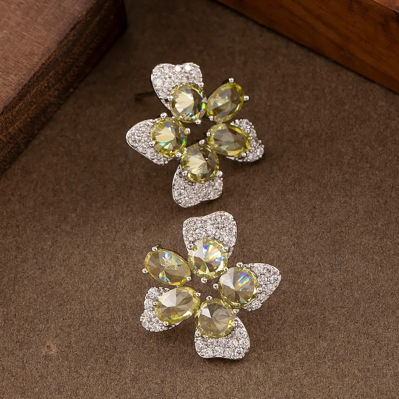 Sweet and exquisite pastoral style olive green zircon flower stud earrings, simple and versatile super sparkling earrings
Sweet and exquisite pastoral style olive green zircon flower stud earrings, simple and versatile super sparkling earrings