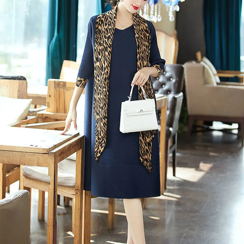European and American Pleated Dress Female 2023 Spring New Age Reducing Style O Neck Loose and Slim Autumn Dress Female Tops
European and American Pleated Dress Female 2023 Spring New Age Reducing Style O Neck Loose and Slim Autumn Dress Female Tops