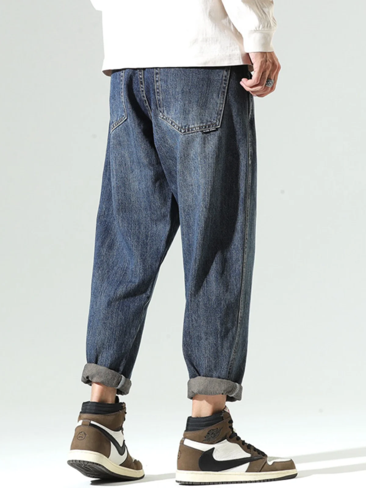 Мужские джинсы в стиле ретро, свободного кроя, прямые, в стиле «гарлен», осенние, модные, молодежные, с низкой посадкой, на молнии, на все сезоны
Мужские джинсы в стиле ретро, свободного кроя, прямые, в стиле «гарлен», осенние, модные, молодежные, с низкой посадкой, на молнии, на все сезоны