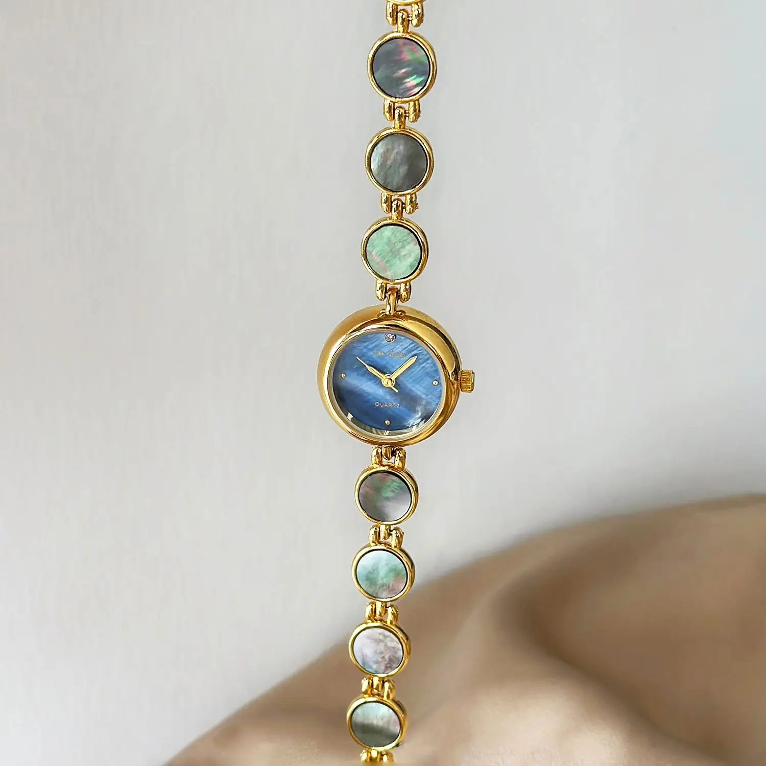 Элегантные женские часы из натуральной ракушки с модным золотистым маленьким циферблатом, водонепроницаемые, идеально подходящие для пар с платьем
Элегантные женские часы из натуральной ракушки с модным золотистым маленьким циферблатом, водонепроницаемые, идеально подходящие для пар с платьем