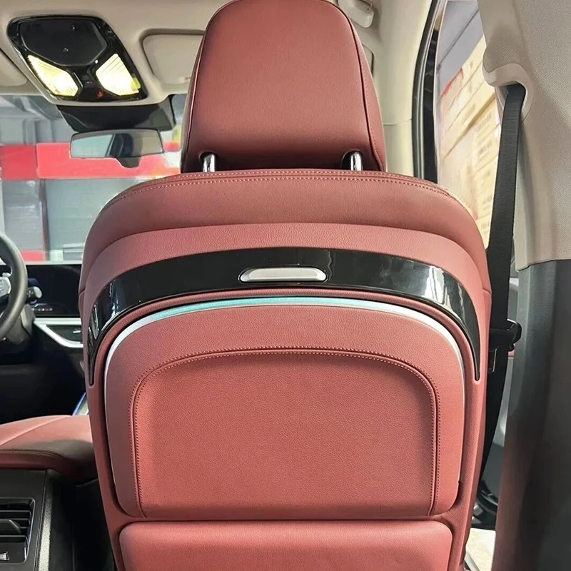 Аксессуары для модификации интерьера BMW X5: Небольшой столик цвета Volcano Red с электрической/ручной регулировкой для декоративного оформления.
Аксессуары для модификации интерьера BMW X5: Небольшой столик цвета Volcano Red с электрической/ручной регулировкой для декоративного оформления.
