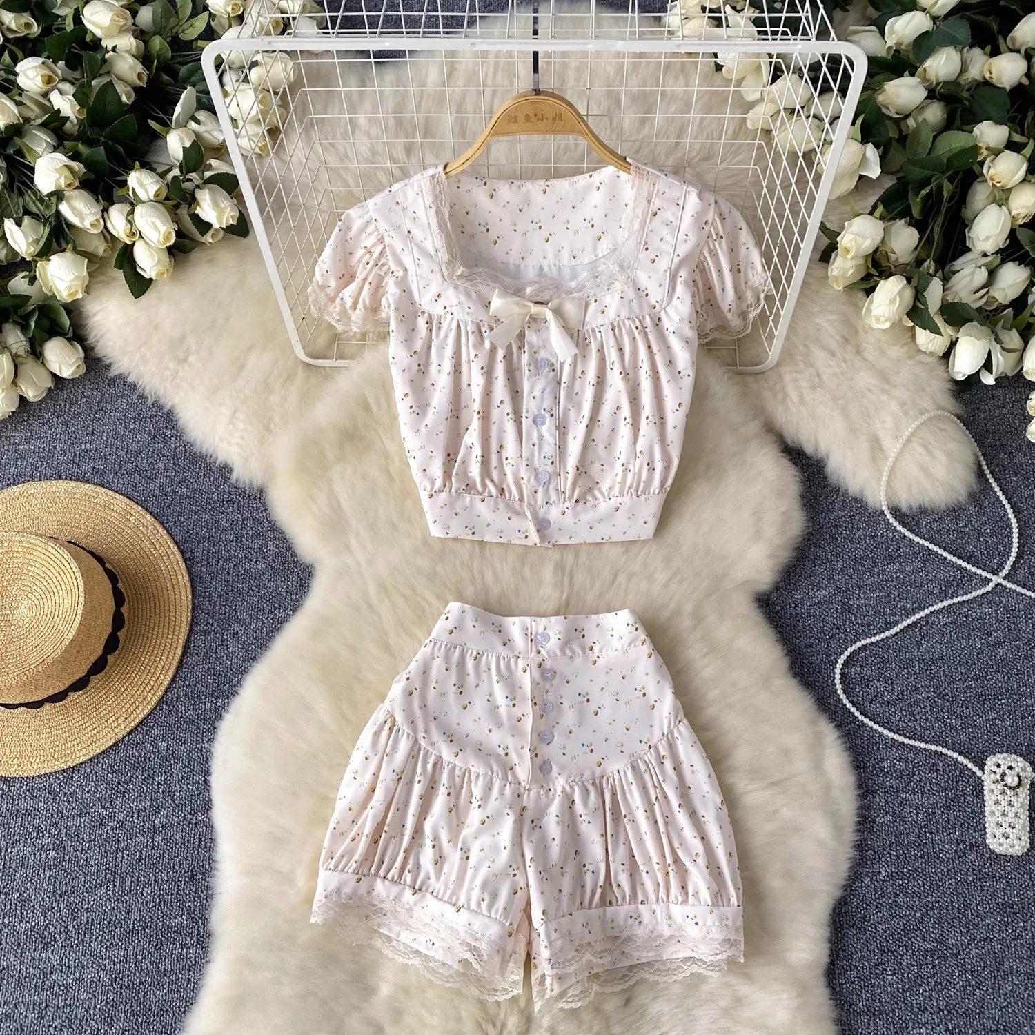 Puffy Sleeve Top Shorts Casual Two-Piece Set Lace Square Collar Puffy Sleeves Top Shorts Casual Home Floral Fashion Suit
Puffy Sleeve Top Shorts Casual Two-Piece Set Lace Square Collar Puffy Sleeves Top Shorts Casual Home Floral Fashion Suit