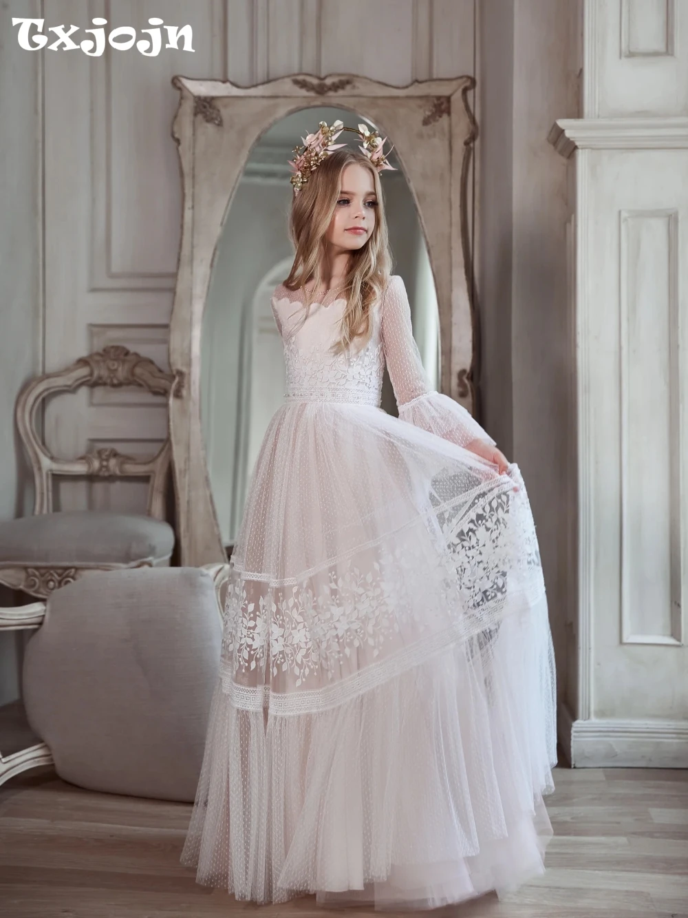 Cute Sweet Lace Appliques A-line Princess Gown For Kids Graceful Exquisite O neck Long Sleeve Girls Dresses Peformance Wear
Cute Sweet Lace Appliques A-line Princess Gown For Kids Graceful Exquisite O neck Long Sleeve Girls Dresses Peformance Wear