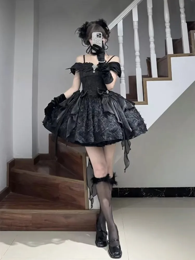 A cute and sweet black ballet-style dress with long tail
A cute and sweet black ballet-style dress with long tail