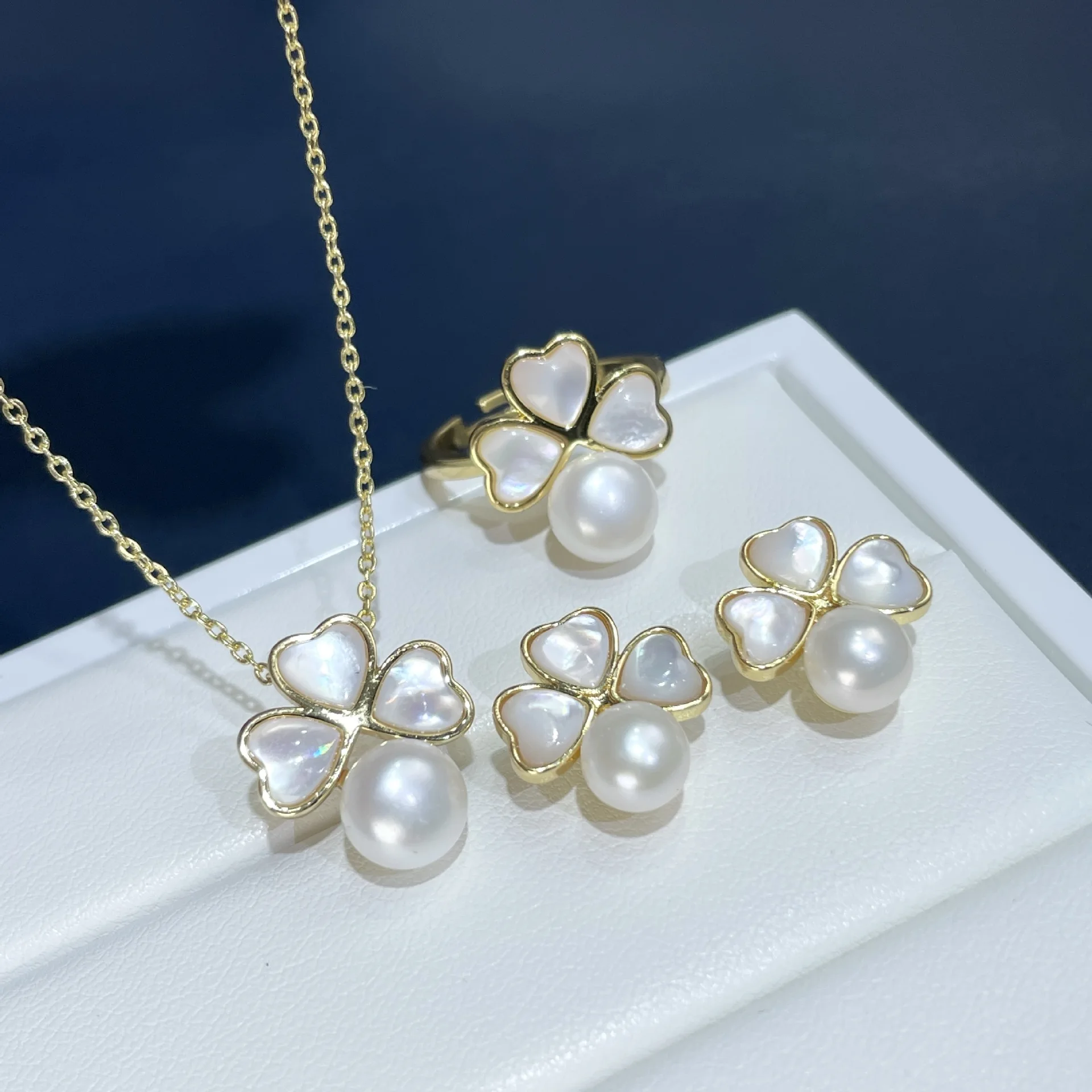 Natural Pearl Set with Six Petals and Full Diamond Design Sweet Three Piece Ring Pendant s925 Earrings
Natural Pearl Set with Six Petals and Full Diamond Design Sweet Three Piece Ring Pendant s925 Earrings