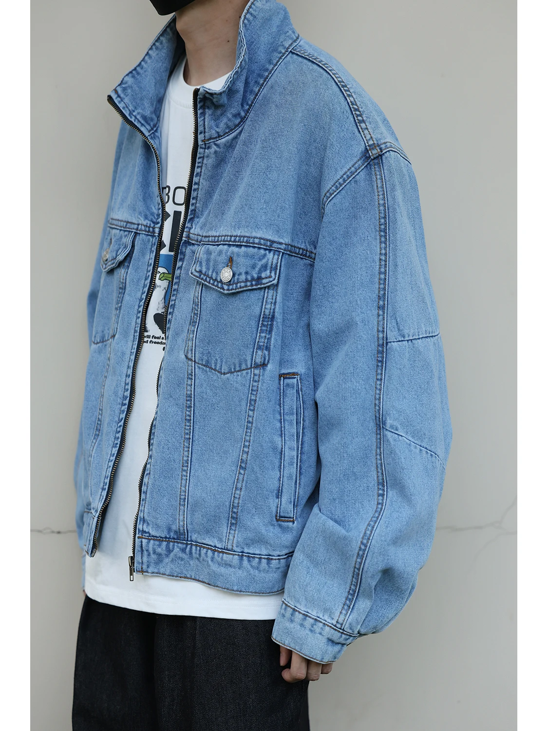 Широкий джинсовый джинсовый тренч в стиле ретро, свободный крой, повседневный мужской джерт с воротником-стойкой и большими кетами, молодежный трендовый хлопок, полиэтилен...
Широкий джинсовый джинсовый тренч в стиле ретро, свободный крой, повседневный мужской джерт с воротником-стойкой и большими кетами, молодежный трендовый хлопок, полиэтилен...