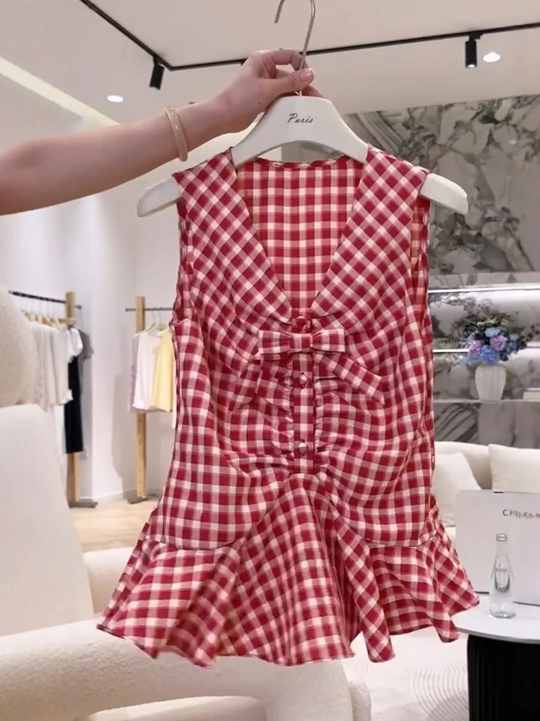 Retro Red White Plaid V-neck Sleeveless Shirt Women's Summer New Knot Waist Cinch Pleated Lace Trim Top
Retro Red White Plaid V-neck Sleeveless Shirt Women's Summer New Knot Waist Cinch Pleated Lace Trim Top