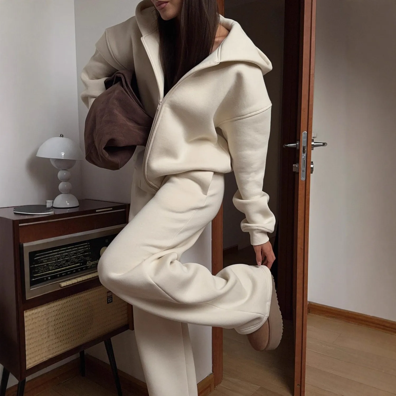 2025 Faion, повседневный женский костюм-свитшот, комплект из двух предметов, удобная уличная одежда, осенняя коллекция для взрослых женщин
2025 Faion, повседневный женский костюм-свитшот, комплект из двух предметов, удобная уличная одежда, осенняя коллекция для взрослых женщин