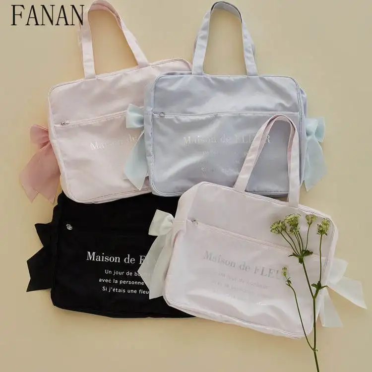 Japanese Style Tote Bags for Women 2025 New Hot Silver White Letter Double Bow Satin Travel Bag Can Be Put on Trolley Case
Japanese Style Tote Bags for Women 2025 New Hot Silver White Letter Double Bow Satin Travel Bag Can Be Put on Trolley Case
