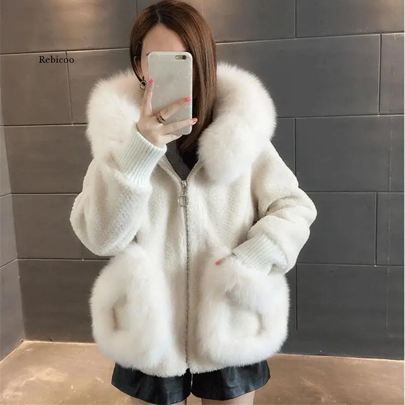 Fashion Faux Fox Fur Collar Hooded Women Fake Fur Jacket 2022 Autumn Winter Short Sheep Shearing Coat Loose Warm Outerwear
Fashion Faux Fox Fur Collar Hooded Women Fake Fur Jacket 2022 Autumn Winter Short Sheep Shearing Coat Loose Warm Outerwear