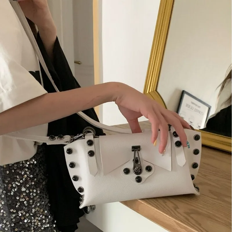 2024 New Fashion Vintage Rivet Nail Popular Shoulder Bag Personality Vintage Sweet Cool Commuter Pack Modern Y2k Style Bags
2024 New Fashion Vintage Rivet Nail Popular Shoulder Bag Personality Vintage Sweet Cool Commuter Pack Modern Y2k Style Bags