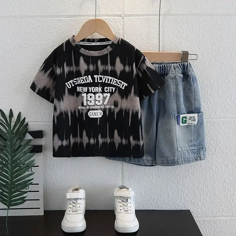 Korean Baby Outfit Set Letter Short Sleeved T-shirts + Denim Shorts 2pcs Suits for Joggers Boys Clothes Summer Kids Tracksuit
Korean Baby Outfit Set Letter Short Sleeved T-shirts + Denim Shorts 2pcs Suits for Joggers Boys Clothes Summer Kids Tracksuit
