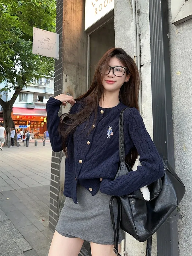 Trendy Bear Embroidered Knitted Open Cardigan Women's Long Sleeve round Neck Slim Fit Spring 2026 New Single Button Korean Style
Trendy Bear Embroidered Knitted Open Cardigan Women's Long Sleeve round Neck Slim Fit Spring 2026 New Single Button Korean Style