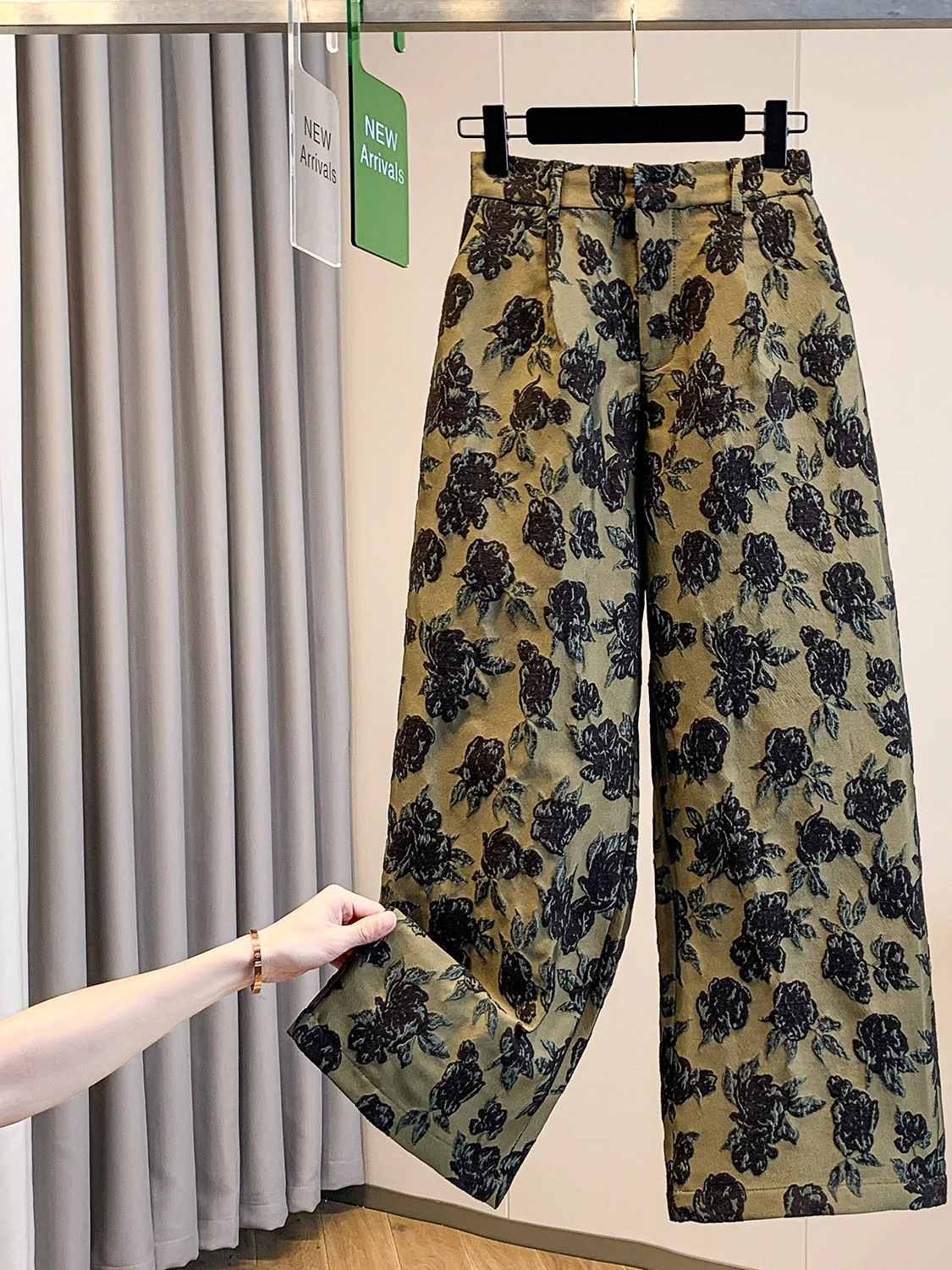 Модные универсальные брюки с высокой талией и широкими штанинами, с цветочной вышивкой, укороченные, повседневные, из смесового хлопка, устойчивые к деформации
Модные универсальные брюки с высокой талией и широкими штанинами, с цветочной вышивкой, укороченные, повседневные, из смесового хлопка, устойчивые к деформации