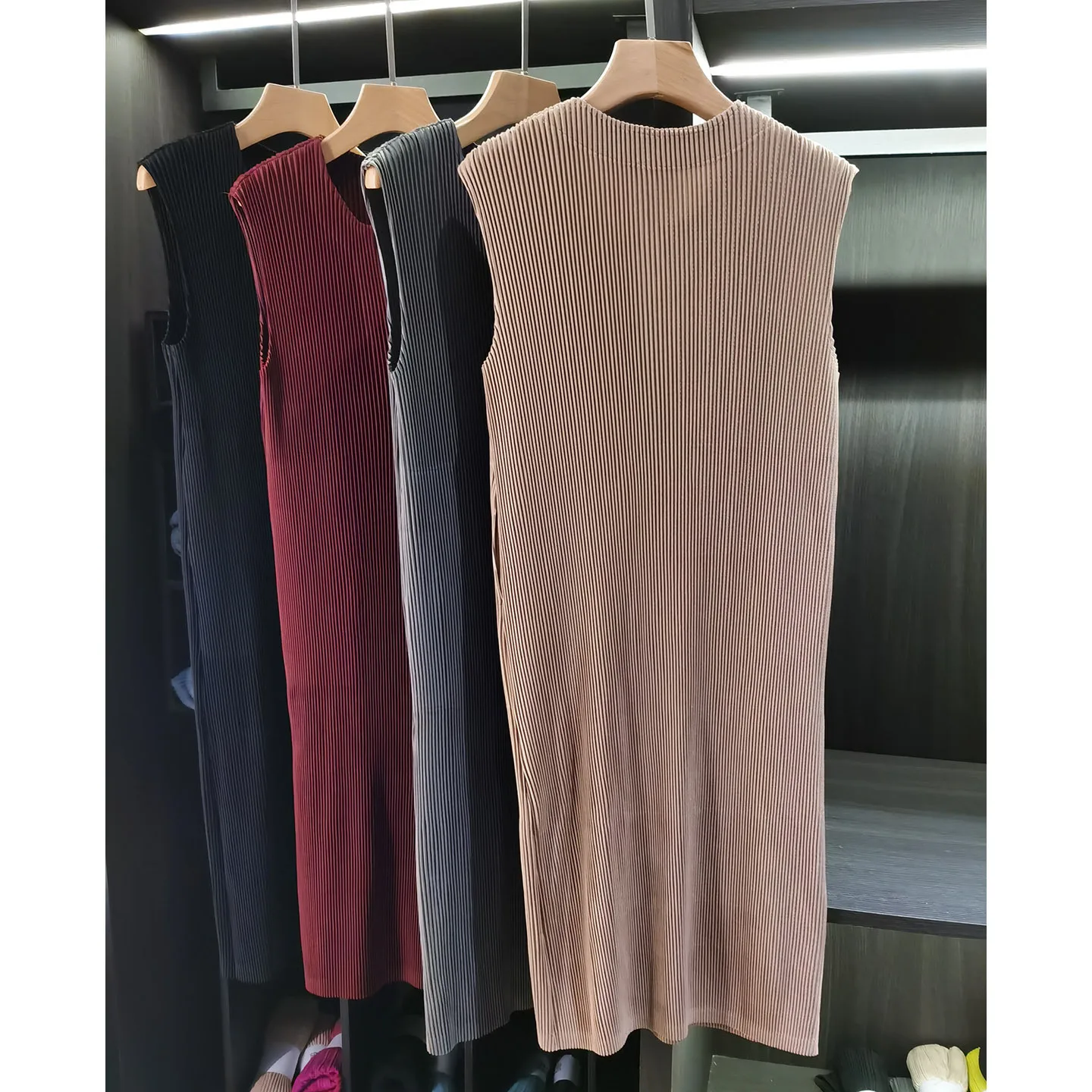 Miyake Pleated 2026 Summer Elegant Solid Color V-Neck Vest Dresses Niche Design Casual Dress Fashion Peplum Pleated Dresses
Miyake Pleated 2026 Summer Elegant Solid Color V-Neck Vest Dresses Niche Design Casual Dress Fashion Peplum Pleated Dresses