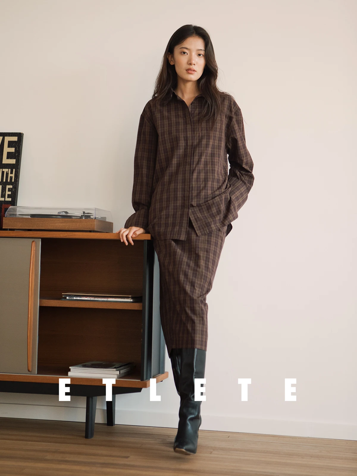 Комплект ETLETE: клетчатая рубашка и юбка миди с высокой талией, винтажный стиль, длинный рукав, на пуговицах, из смесового хлопка, женский
Комплект ETLETE: клетчатая рубашка и юбка миди с высокой талией, винтажный стиль, длинный рукав, на пуговицах, из смесового хлопка, женский