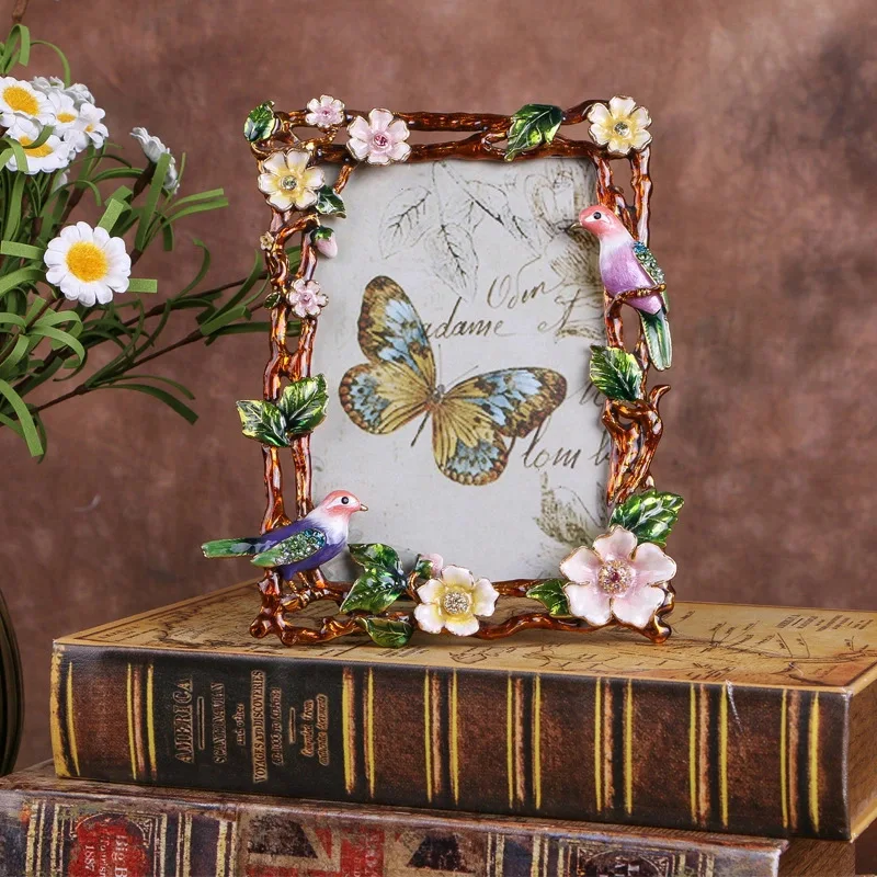 Vintage Hand-Painted Photo Frame - Floral Bird Metal Tabletop Display, Creative Home Decor Ornament & Gift
Vintage Hand-Painted Photo Frame - Floral Bird Metal Tabletop Display, Creative Home Decor Ornament & Gift
