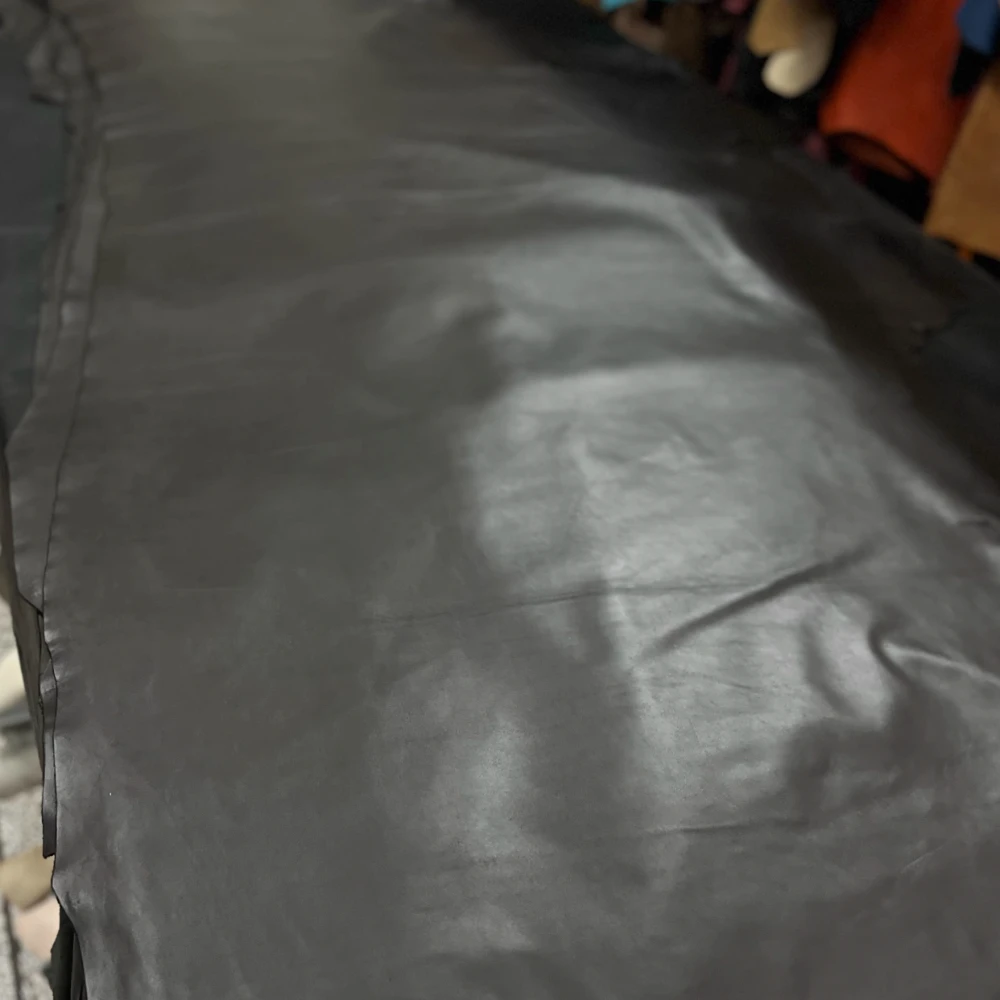 Deep Coffee Brown Top-Grain Cowhide Oil Waxed Leather from Korea - 1.0mm, Suitable for Shoes, Bags, and Leather Goods
Deep Coffee Brown Top-Grain Cowhide Oil Waxed Leather from Korea - 1.0mm, Suitable for Shoes, Bags, and Leather Goods