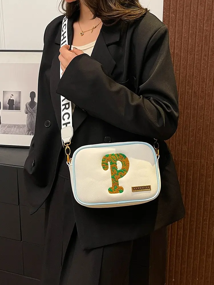 Высококачественная женская сумка-мессенджер из кожи с рисунком стрел, модный пригородный дизайн и стильный парижский вид
Высококачественная женская сумка-мессенджер из кожи с рисунком стрел, модный пригородный дизайн и стильный парижский вид