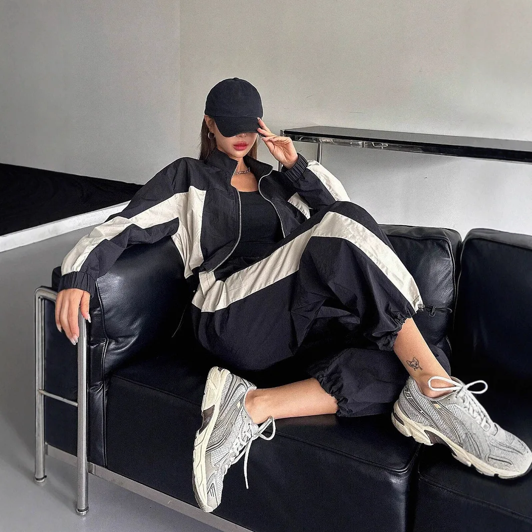 Casual Sports Loose Trousers 2-piece Set For Women's Fashionable Retro Long-sleeved Zipper Top 2025 Autumn New Trousers Set
Casual Sports Loose Trousers 2-piece Set For Women's Fashionable Retro Long-sleeved Zipper Top 2025 Autumn New Trousers Set