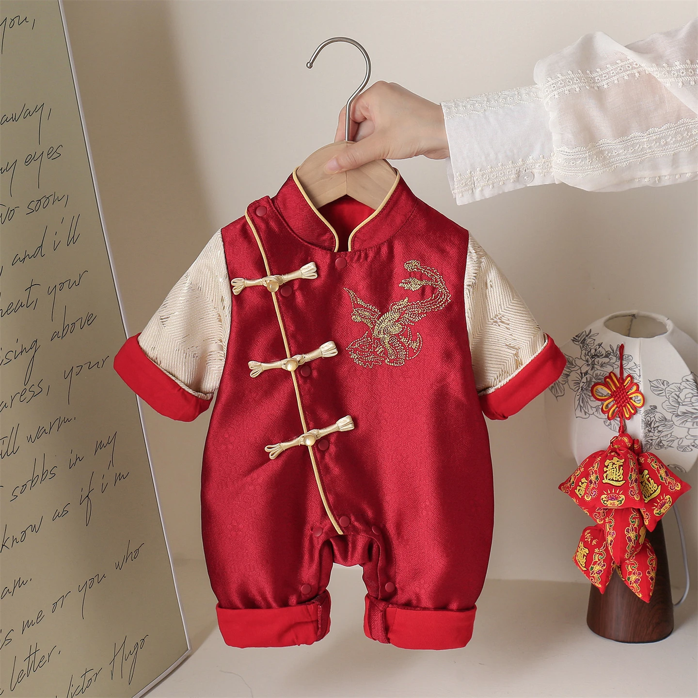 Новый китайский красный костюм для новорожденных мальчиков и девочек, длинный рукав, хлопок, весенне-осенний сезон
Новый китайский красный костюм для новорожденных мальчиков и девочек, длинный рукав, хлопок, весенне-осенний сезон