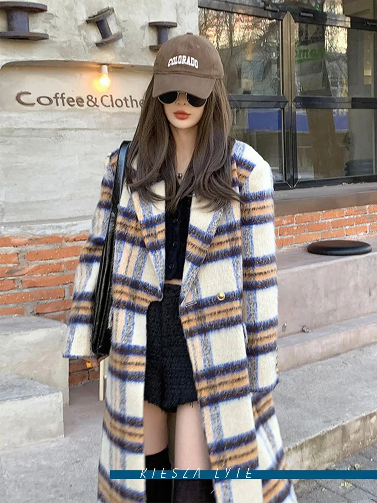 Fashion Show Design Contrast Color Wool Plaid Coat Women 2024 Autumn Winter Retro Lapel Thickened Warm Long Woolen Overcoat
Fashion Show Design Contrast Color Wool Plaid Coat Women 2024 Autumn Winter Retro Lapel Thickened Warm Long Woolen Overcoat