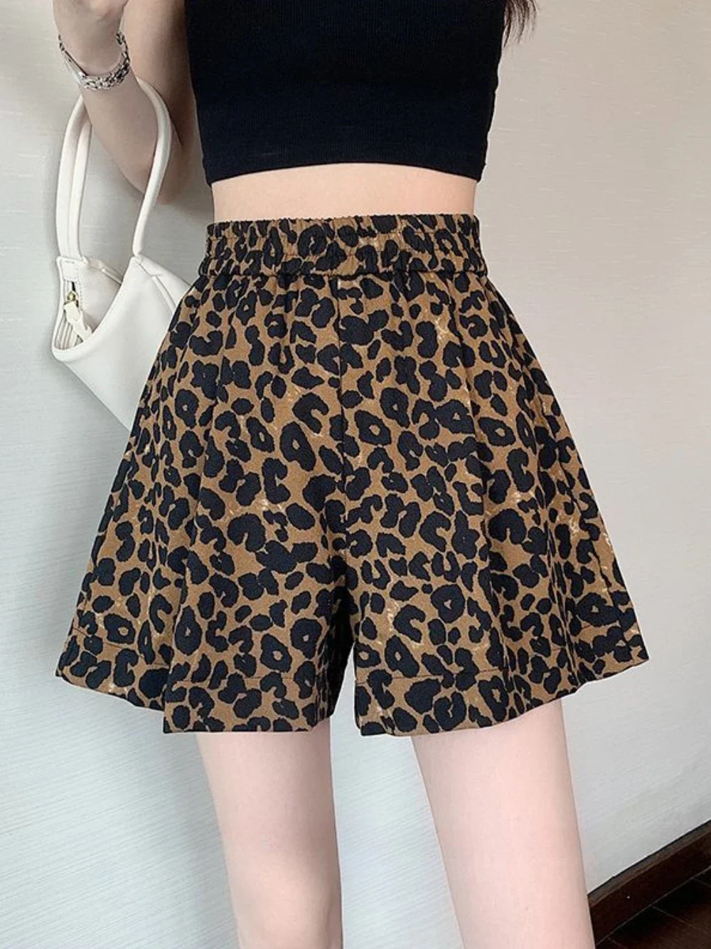Леопардовые широкие женские короткие брюки с высокой талией, эластичные Y2k Harajuku, модная одежда, 2025 г., удобные популярные трендовые элегантные женские шорты XL
Леопардовые широкие женские короткие брюки с высокой талией, эластичные Y2k Harajuku, модная одежда, 2025 г., удобные популярные трендовые элегантные женские шорты XL