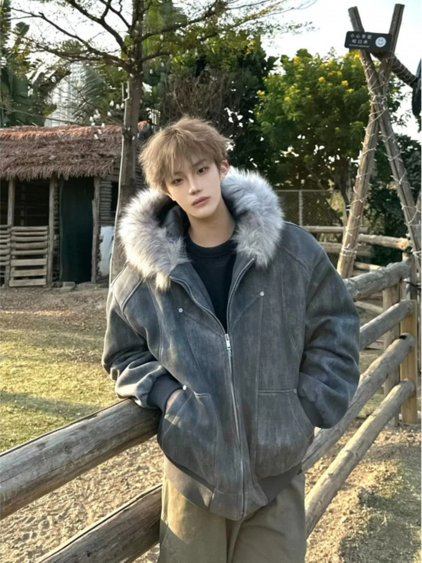 Мужская зимняя утепленная свободная хлопковая куртка с капюшоном, меховым воротником с эффектом окрашивания и застежкой-молнией, удлиненная, с длинными рукавами
Мужская зимняя утепленная свободная хлопковая куртка с капюшоном, меховым воротником с эффектом окрашивания и застежкой-молнией, удлиненная, с длинными рукавами