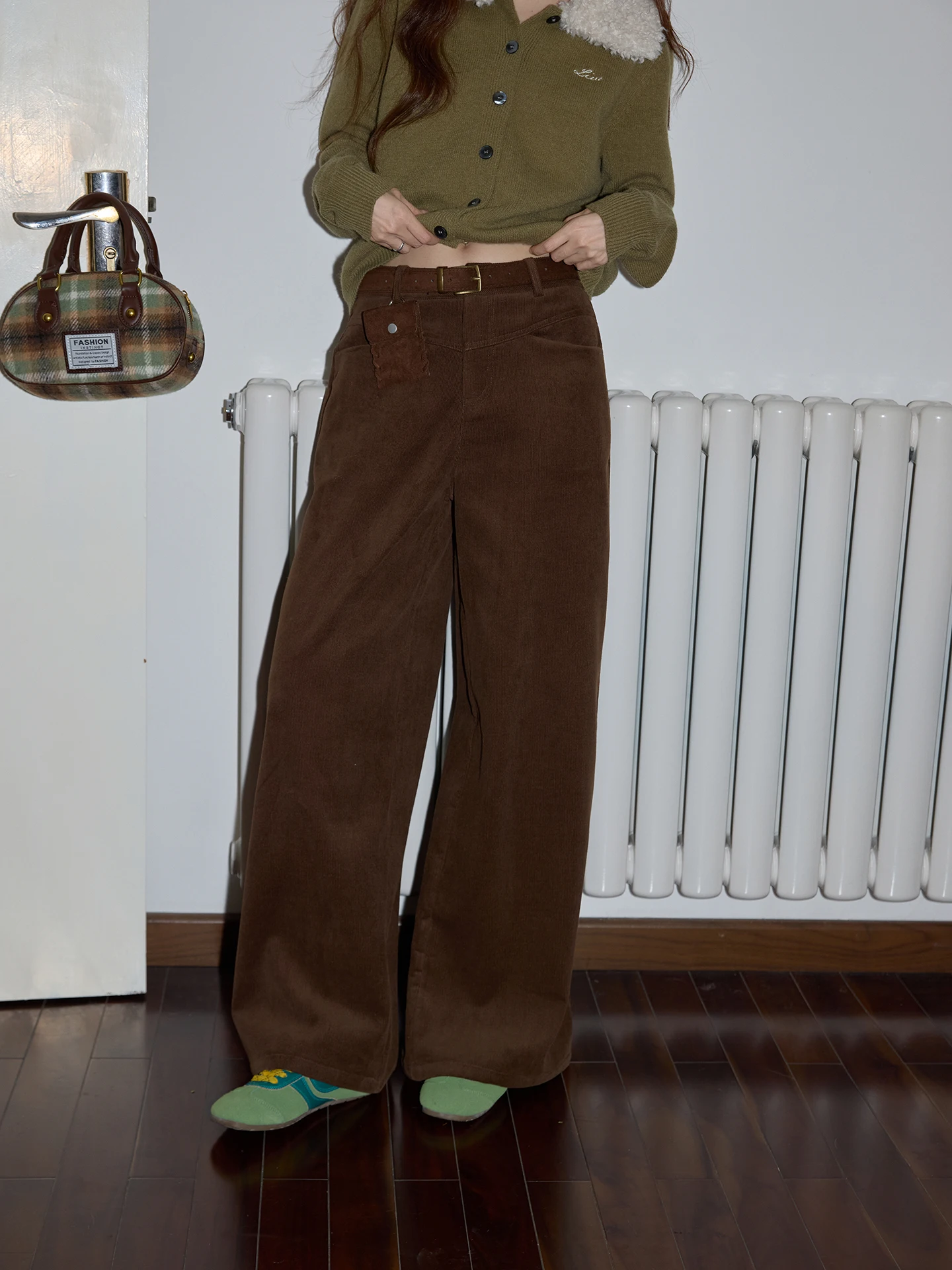 Женские вельветовые брюки с высокой талией, прямые, свободные, широкие, в пол, зимние, повседневные
Женские вельветовые брюки с высокой талией, прямые, свободные, широкие, в пол, зимние, повседневные