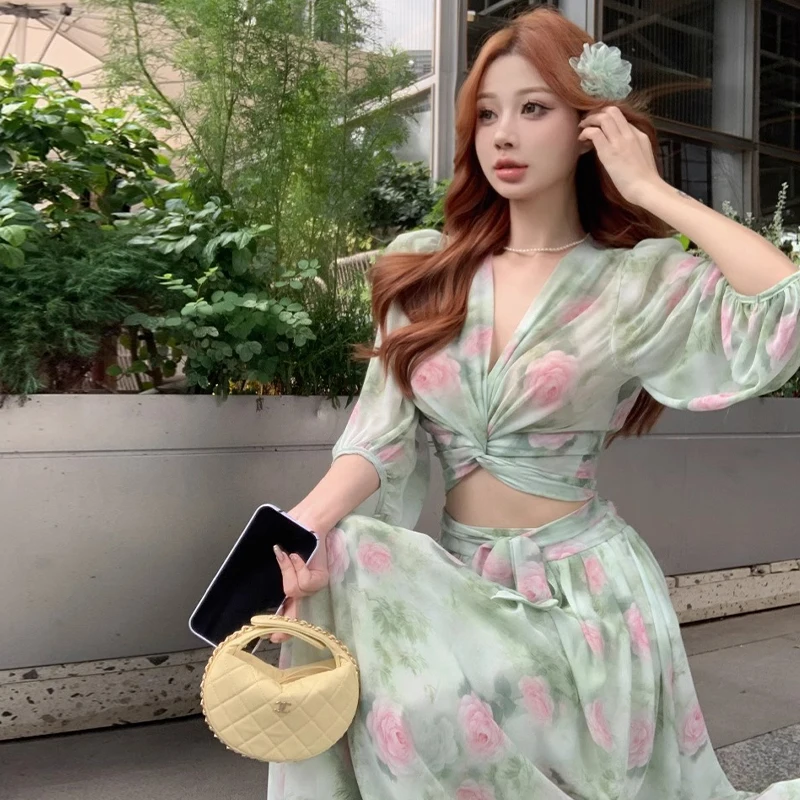 Coigarsam Women's Floral Print Two-Piece Set - Green Summer Top Shirt, Lightweight, Trendy, Casual Outfit
Coigarsam Women's Floral Print Two-Piece Set - Green Summer Top Shirt, Lightweight, Trendy, Casual Outfit