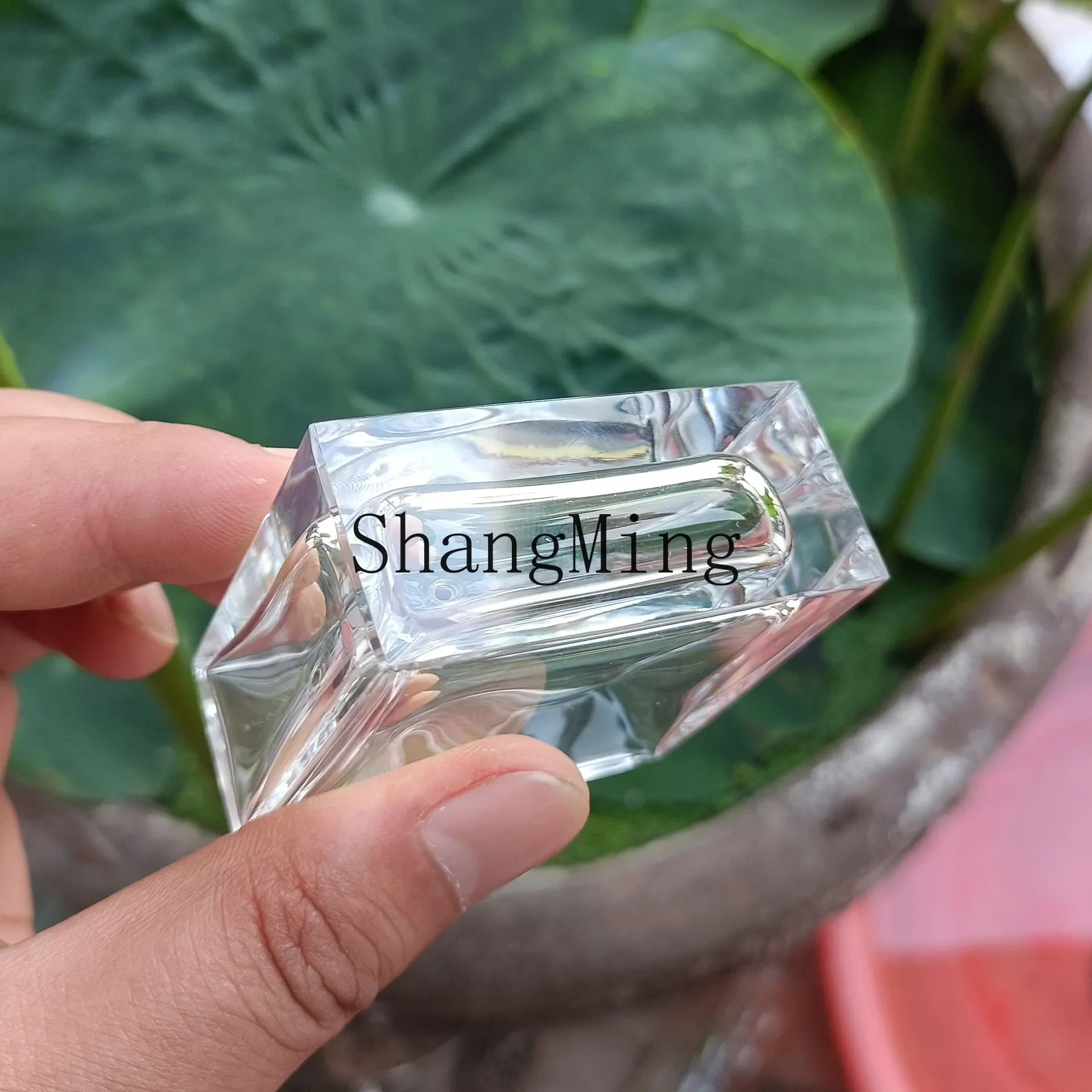 CL polished perfume bottle crystal white material glass flat square bayonet polished glass perfume bottle
CL polished perfume bottle crystal white material glass flat square bayonet polished glass perfume bottle