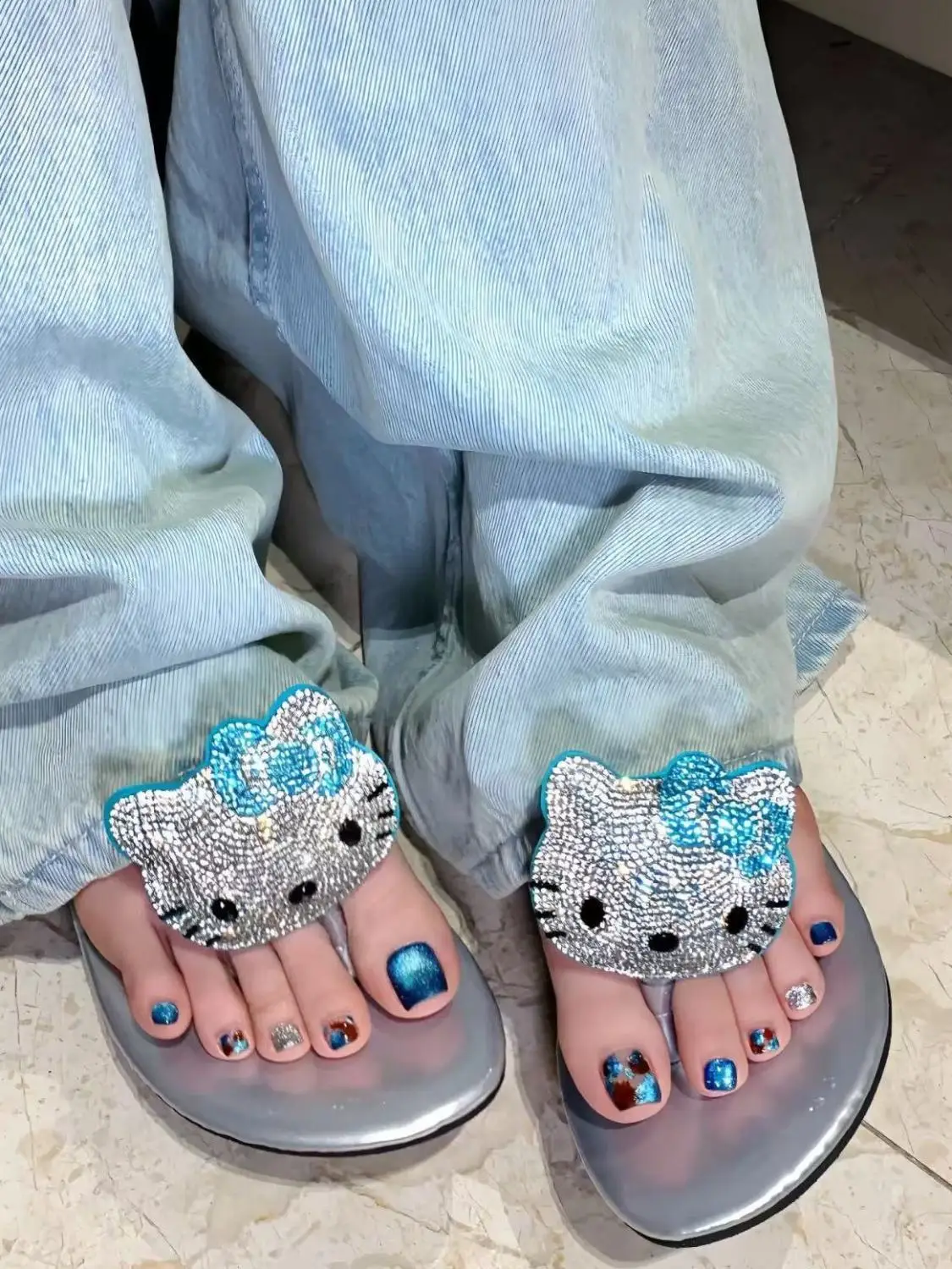 Cartoon Cute HelloKitty Diamond-set Slippers Y2K Retro Non-slip Girl Heart Thick-soled Flip Flops Beach Wear Lightweight Sandals
Cartoon Cute HelloKitty Diamond-set Slippers Y2K Retro Non-slip Girl Heart Thick-soled Flip Flops Beach Wear Lightweight Sandals