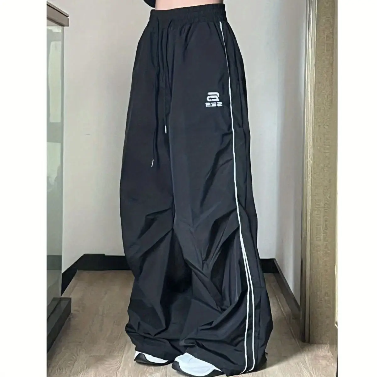 American retro loose casual dance sweatpants floor mopping casual drape bella style side striped pants summer new casual pants
American retro loose casual dance sweatpants floor mopping casual drape bella style side striped pants summer new casual pants